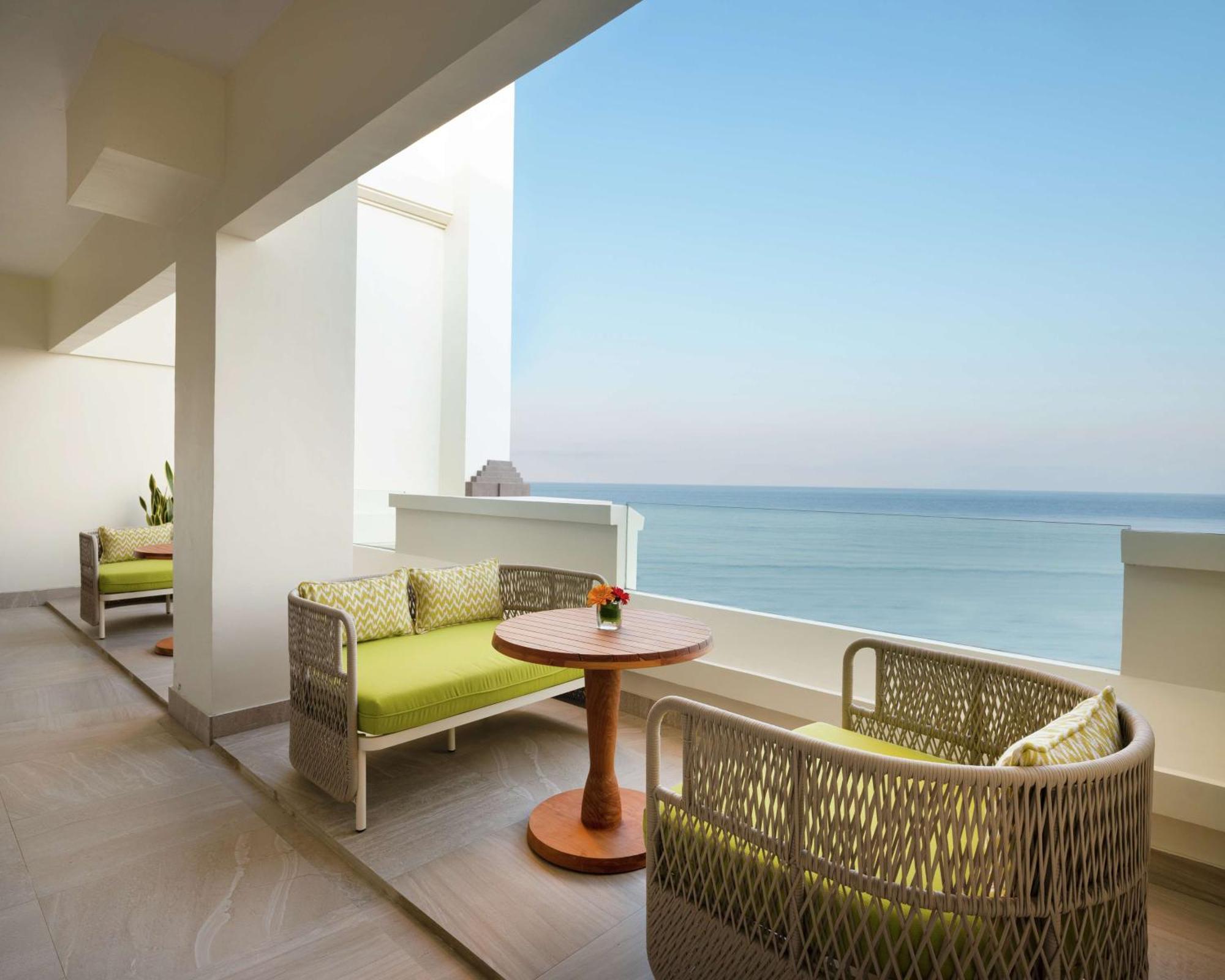 Hilton Bali Resort Nusa Dua  Exterior foto A balcony at the hotel